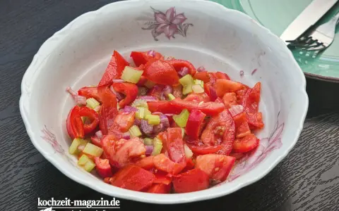 Frischer Tomaten-Paprika-Salat mit Sellerie und roten Zwiebeln, ein leichter Genuss.