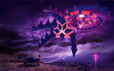 Gigantesco Pokémon con forma de estrella, con púas azules y rojas, flota sobre un paisaje montañoso púrpura. Tres Pokémon con cuernos observan.