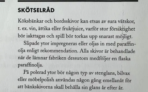 Text om skötselråd för bänkskivor, inklusive hur man impregnerar med paraffinolja för att bevara glansen.