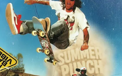 Skater w powietrzu, z napisem "SUMMER PUNCH" w tle. Poczuj energię letniego festiwalu!