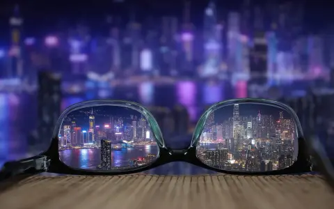 Okulary z antyrefleksem dla każdego, kto chce widzieć nocne miasto bez odblasków.