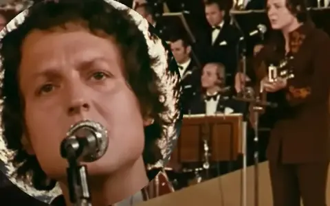 Kto śpiewał "Zegarmistrz światła purpurowy"? To on, z mikrofonem i gitarą, na tle orkiestry.