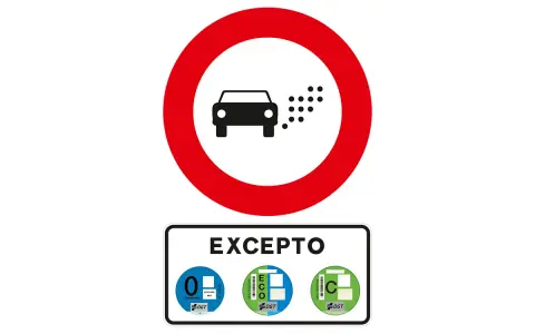 Señal de prohibición de paso a vehículos contaminantes, excepto los que luzcan la etiqueta amarilla DGT o distintivos ECO o C.