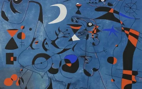 Un ciel bleu profond sert de toile à des créatures oniriques, typiques des œuvres surréalistes de Joan Miró. Formes abstraites, couleurs vives et lignes sinueuses composent ce tableau.