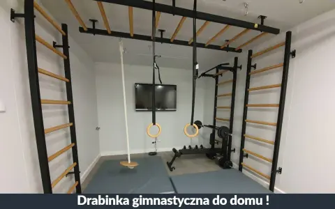 Domowy kącik do ćwiczeń przy drabinkach: gimnastyczne kółka, lina, drążek i sztanga.