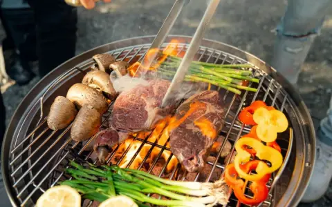 Mięso, pieczarki, szparagi i papryka na grillu. Idealny sposób, jak zrobić grilla metalowego na letnie wieczory.