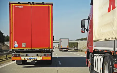 Jak dojechać ciężarówką? Uniknij mandatów! Poradnik eksperta.