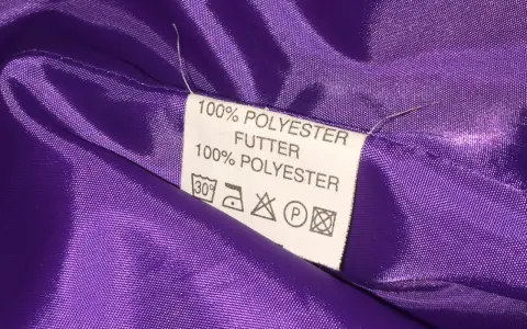 Metka informuje, że poliester to materiał, z którego wykonano podszewkę. Prać w 30 stopniach.