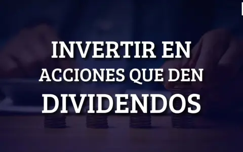 Invertir en acciones que dan dividendos. Pilas de monedas y manos en el fondo, sugiriendo crecimiento financiero.