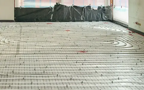 Jastrych pod ogrzewanie podłogowe: Cement czy anhydryt? Jak wybrać?