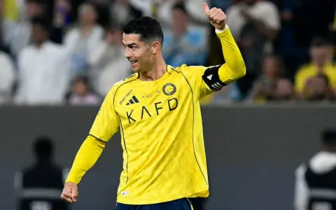 Cristiano Ronaldo celebra con el pulgar arriba vistiendo la camiseta amarilla de Al-Nassr SC.