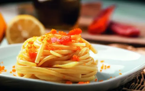Linguine aux œufs de poisson, un délice de la mer. Un plat de pâtes fines garni de poutargue et d'une touche de citron.