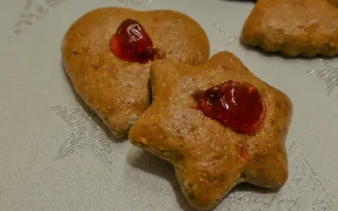 Herzförmige und sternförmige Lebkuchen mit roter Marmelade, die an alte Lebkuchen Rezepte erinnern.