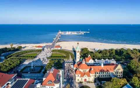 Sopot: molo, plaża i zabytkowe budynki tworzą malownicze atrakcje pomorskie.