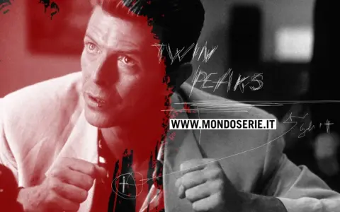 Primo piano di un uomo con un completo chiaro, con un effetto grafico che ricorda il velluto blu trama. Sopra, il logo "Twin Peaks".