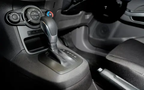 Palanca de cambios automática de Ford. Si tienes problemas con el powershift en España, esta imagen muestra el selector.