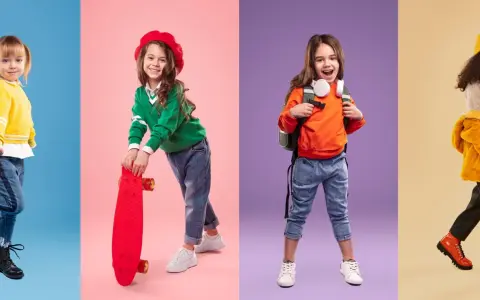 Cztery dziewczynki w modnych stylizacjach. Jedna w żółtym sweterku, druga z deskorolką, trzecia z plecakiem, czwarta w kurtce. Zaniżona rozmiarówka? Nie tutaj!
