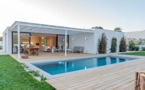 Modern villa with pool and terrace. The **aerotermia para piscinas** ensures a perfect temperature for swimming year-round.