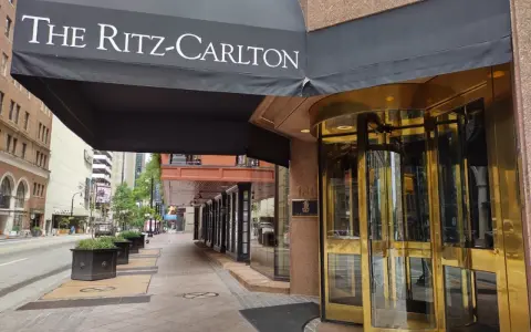 Wejście do The Ritz-Carlton z obrotowymi drzwiami. pro8l3m ritz-carlton tekst.