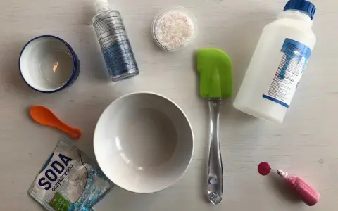 Składniki do zrobienia slime bez kleju: soda, płyn do soczewek, brokat, miski, łopatka i barwnik.