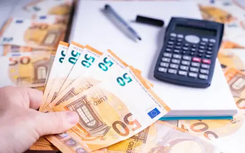 Ein Händchen hält 50-Euro-Scheine. Daneben liegen ein Taschenrechner und ein Notizbuch. Die Frage: bis wann muss man Unterhalt zahlen?