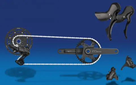 Shimano CUES Fahrradkomponenten: Schaltwerk, Kassette, Kurbelgarnitur und Schalthebel in Schwarz vor blauem Hintergrund.