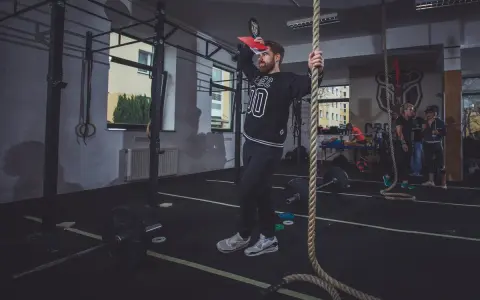 CrossFit: Jakie ćwiczenia? Fundamenty, skalowanie i bezpieczeństwo