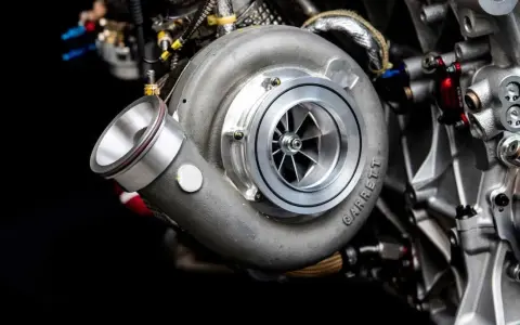 El turbo de un coche, como este Garrett, es una maravilla de la ingeniería que aumenta la potencia del motor.