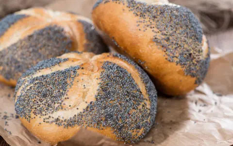 Frische Brötchen mit Mohn bestreut. Ist Mohn gesund? Ja, Mohn ist reich an Mineralstoffen und gesunden Fetten.