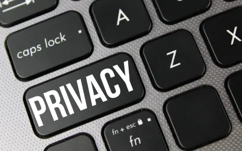 Tasto "PRIVACY" su tastiera, un promemoria visivo contro la violazione della privacy digitale.