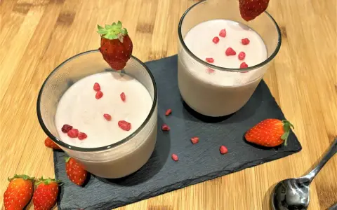 Délicieuse mousse chocolat blanc fraise, garnie de fraises fraîches et de morceaux de fruits lyophilisés.