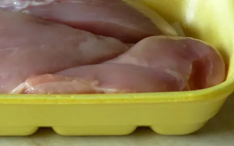 Surowe mięso drobiowe w żółtej tacce. Po zużyciu, gdzie wyrzucać plastikowe opakowania po mięsie? Do plastiku.