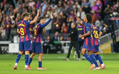 Piłkarze Barcelony świętują zwycięstwo. Lewandowski i koledzy z drużyny, gotowi na mecze Barcelony 2025, cieszą się na boisku.
