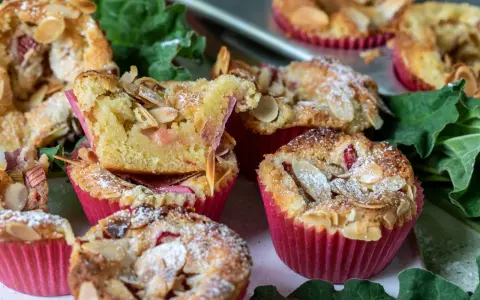 Muffins med rabarber och mandel, pudrade med florsocker. Perfekt att baka med rabarber nu!