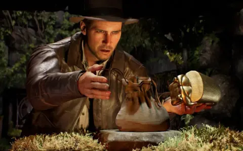 Indiana Jones i Wielki Krąg: archeolog z kapeluszem i skórzaną kurtką trzyma złoty artefakt w kształcie skarabeusza.