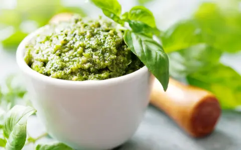 Pesto z bazylii, aromatyczny sos, do czego służy bazylia? Do nadania smaku makaronom, sałatkom i pieczywu.