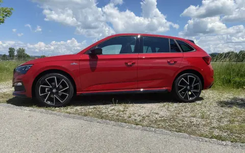 Roter Skoda Scala Monte Carlo, ein schickes Auto, das trotz seiner Eleganz auch Skoda Scala Probleme haben kann.