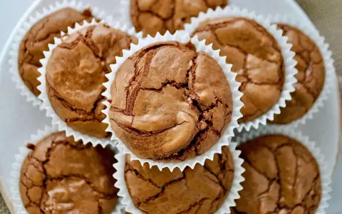 Saftige brownie muffins mit knuspriger Kruste, perfekt für eine süße Auszeit.