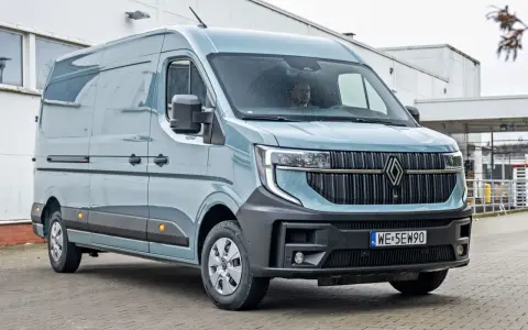 Nowy Renault Master w kolorze jasnoniebieskim, który bus ma największą ładowność? Ten model z pewnością oferuje dużo miejsca na ładunek.