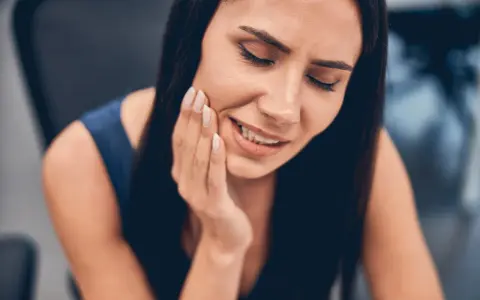 Co na ból dziąsła? Szybka ulga, przyczyny i kiedy do dentysty