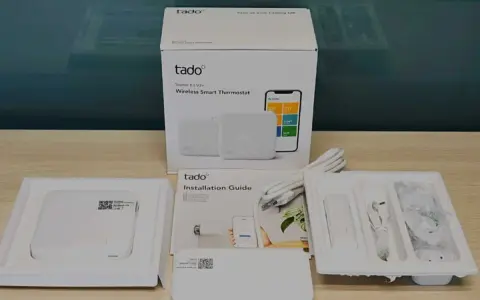 Kit de thermostat connecté Tado, prêt à installer pour une maison plus intelligente et des économies d'énergie.