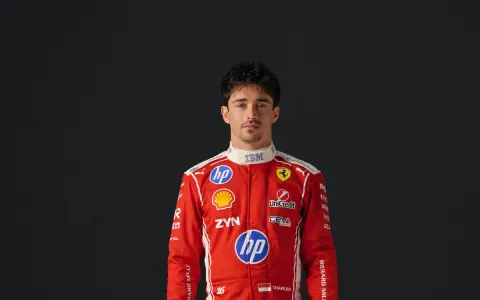 Charles Leclerc, piloto de Ferrari, luce su traje de carreras rojo. Su edad es un misterio para algunos, pero su talento es innegable.