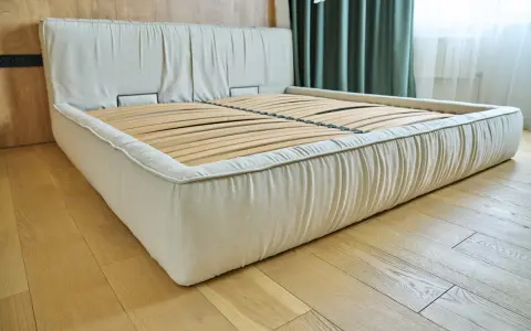 Base de cama con colchón sobre tabla de madera, lista para un descanso reparador.