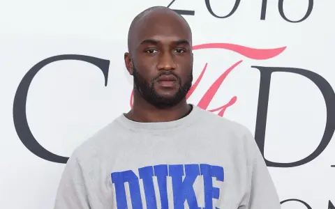 Virgil Abloh, stilista di Louis Vuitton, con una felpa grigia con scritta "Duke".
