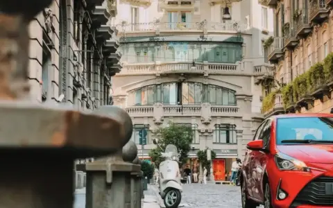 Deposito bagagli Via Toledo Napoli: prezzi, orari e sicurezza