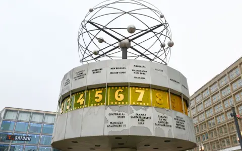 Världsklockan vid Alexanderplatz är ett av Berlins måsten. En fascinerande konstruktion som visar tiden i olika städer världen över.