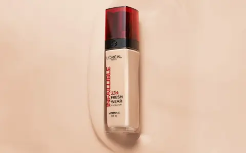 Flacon de fond de teint L'Oréal Infaillible 32H Fresh Wear, pour un maquillage bonne mine éclatant et longue tenue.