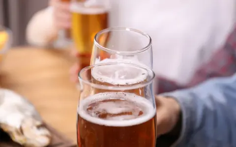 Dwa kieliszki piwa, na stole przekąski. To nie jest krzywa alkoholowa, to początek dobrej zabawy!