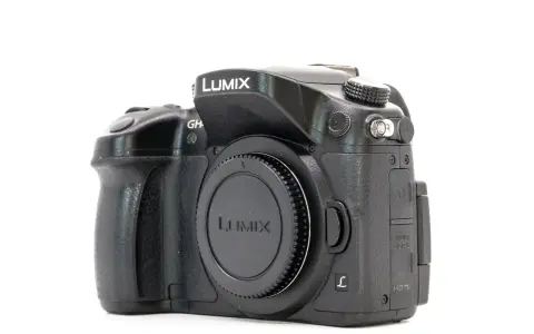 Czarny aparat Panasonic Lumix GH4 z obiektywem Lumix.