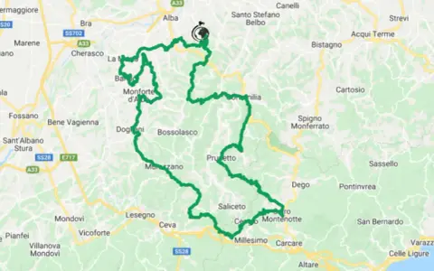 Un itinerario in Piemonte che attraversa borghi come Monforte d'Alba, Bossolasco e Millesimo, con un percorso tortuoso tra colline verdi.